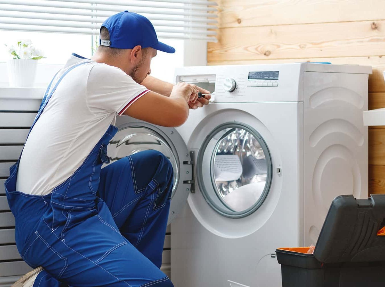 Técnico del servicio técnico LG reparando electrodoméstico en Segovia